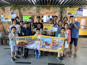 暑期馬祖跳島旅遊正夯,縣警局會同道安團隊強化宣導,呼籲駕駛朋友減速慢行、勿超速、勿違停、顧安全。(圖:連江縣警察局)