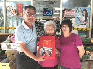 　介壽村曹賽金女士86歲生日，南竿鄉長林志東會同衛福局及公所同仁親自登門祝壽。（圖／文：吳嘉榮）