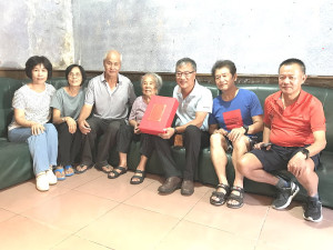 　介壽村劉賽蓮女士94歲生日，南竿鄉長林志東會同衛福局及公所同仁親自登門祝壽。（圖／文：吳嘉榮）