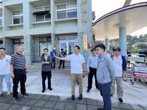 縣長王忠銘3日上午會同相關單位前往福澳港現勘，並指示慎防海水倒灌。(圖：馮紹夫)。