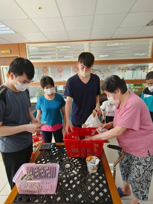 一掃先前的擔憂,大同之家三位暑期工讀生有機會就會陪著長輩玩遊戲,敬老的態度就像是對家人般。(圖:大同之家提供)