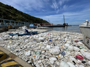 　颱風長浪加上天文大潮，北竿白沙港及橋仔港再度遭保麗龍大軍入侵。（圖／文：陳鵬雄）