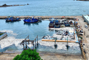 　中颱卡努造成湧浪，以及天文大潮的雙重影響下，挾帶大量保麗龍垃圾湧進東引中柱港，景觀一片狼藉。鄉公所動員岸巡、海軍、外籍漁工協助清理。（圖／文：陳其敏）