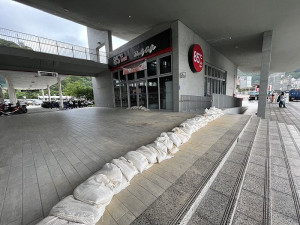 颱風湧浪加上大潮,福澳港2日、3日海水倒灌,縣長王忠銘會同相關單位現勘。(圖/文:馮紹夫、縣府)