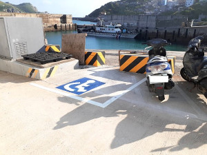 連江縣交旅局依身心障礙者權益保障法規定,南竿鄉及東引鄉完成設置身心障礙者專用機車停車位11格。(圖:連江縣交旅局)