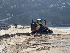 　天文大潮加上颱風長浪來襲，塘后道發生嚴重積沙現象。（圖／文：陳鵬雄）