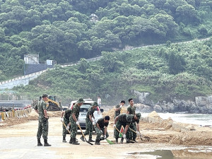 　塘后道再度積沙，4日公所協調軍方支援兵力及民間怪手大規模清沙。（圖／文：陳鵬雄）