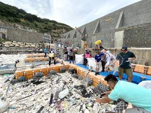 　東引中柱港遭受保麗龍垃圾肆虐，鄉公所、鄉民代表會共同辦理「保護海洋環境，從你我開始」淨灘活動，號召軍民一起為海洋環境盡心力。（圖：東引鄉公所）