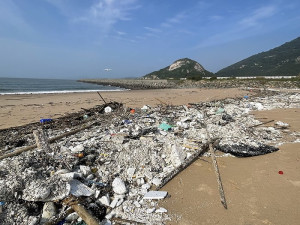 　塘后沙灘遭颱風長浪及西南風帶來大量海漂垃圾，整片沙灘滿目瘡痍。（圖／文：陳鵬雄）