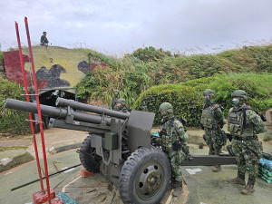 砲班按程序步驟要領實施火砲射擊。（圖：丁駿驣）