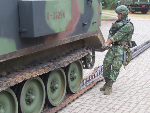 保修連官兵發揮搶修能量實施履帶總成接合作業。（圖：陳君瑜）