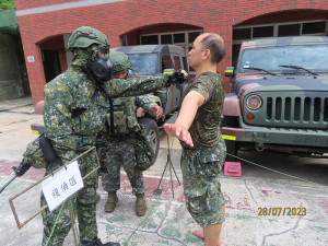 化兵排官兵對人員實施偵檢。（圖：簡慈儒）