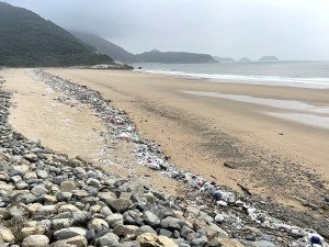 　北竿沙灘面臨環保浩劫，公所動員軍民各界投入災後復原工作。（圖／文：陳鵬雄）