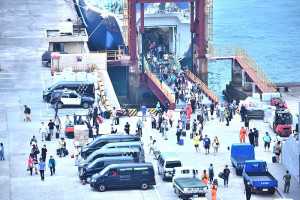 　颱風停航6天後，新臺馬輪7日早晨駛抵東引中柱港，客、貨量都明顯增多。（圖／文：陳其敏）