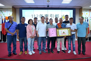 　東引鄉慶祝父親節餐會，縣府秘書長張龍德、鄉長林德建、指揮官林主典少將等人代表縣長王忠銘表揚模範父親董良官先生，並向所有與會的父親們祝賀佳節愉快。（圖／文：陳其敏）