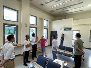 　臺銀馬祖分行一行9日針對在北竿設置補摺機一案在北竿航空站會勘。（圖／文：陳鵬雄）