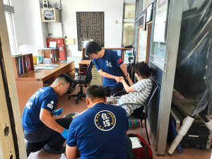 一名機車女騎士6日不慎摔車,消防局鳳凰志工發現後展現專業協助救護,展現民力價值。(圖:連江縣消防局)