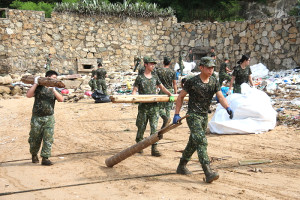 　南竿鄉公所聯合馬防部國軍弟兄10日上午於芙蓉澳展開淨灘行動。（圖／文：吳嘉榮）
