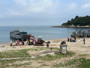 颱風過後,馬港澳口堆積大量海漂垃圾,且多為保麗龍,社協及村辦公處連續兩天舉辦淨灘活動,環資局出動車輛機具協力清運。(圖/文:曹重偉)