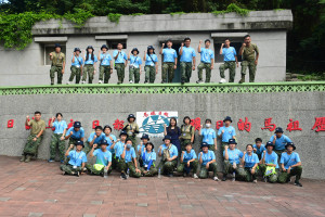 　國防部112年暑期馬祖戰鬥營首梯次學員下午走訪馬祖故事館，由社長邱桂惠解說並介紹即將登場的第二屆馬祖國際藝術島「生紅過夏」。（圖／文：曹重偉）