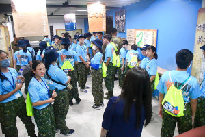 　國防部112年暑期馬祖戰鬥營首梯次學員下午走訪馬祖故事館，由社長邱桂惠解說並介紹即將登場的第二屆馬祖國際藝術島「生紅過夏」。（圖／文：曹重偉）