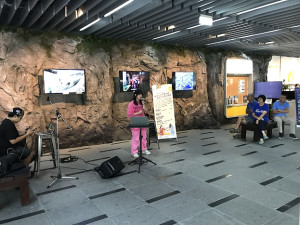 　馬祖島嶼嘉年華活動分別於C&Y炸雞、南竿遊客中心2樓進行表演，帶來多首精彩歌曲。（圖／文：吳嘉榮）