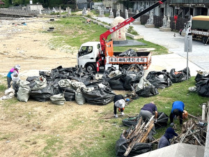 颱風過後,馬港澳口堆積大量海漂垃圾,且多為保麗龍,社協及村辦公處連續多天舉辦淨灘活動,環資局出動車輛、機具協力清運。(圖/文:曹重偉)