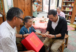 　南竿清水村林雪金女士91歲生日，縣長、鄉長獻上祝福，為林雪金戴上90歲以上才有的金戒指賀禮，現場喜氣洋洋。（圖／文：曹重偉）