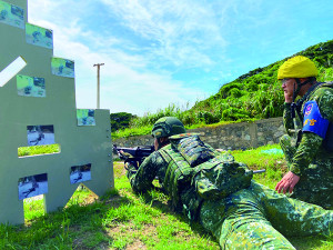 　官兵實施步槍臥姿射擊。（圖：林瑞和）
