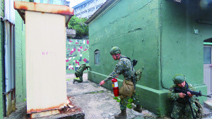 　官兵操作滅火器模擬變電箱失火應變處置。（圖：楊玖千）