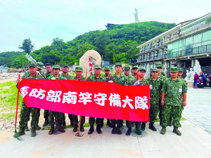 官兵淨灘後合影留念。（圖：馬武羣）