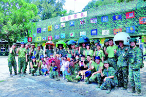 官兵們與介壽幼兒園師生合影日。（圖：黃昱敏）