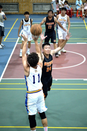 　東引鄉戒菸盃籃球比賽，未來是你的隊與人定勝天隊是一場小學弟與大學長的「世代」之爭，過程互有領先，最終比分79比72，未來是你的隊再添一勝。（圖／文：陳其敏）