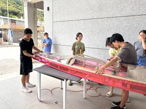 海大學生接力今年5月造舟,12日返馬為獨木舟完成蒙皮,今天要在芹壁下水試划。(圖/文:陳鵬雄)