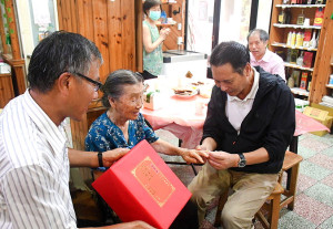 　南竿清水村林雪金女士91歲生日，縣長、鄉長獻上祝福，為林雪金戴上90歲以上才有的金戒指賀禮，現場歡樂溫馨。（圖／文：曹重偉）