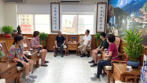 台大醫院胃腸肝膽科主治醫師李宜家完成今年內視鏡複檢後,12日偕同妻小來馬度假,縣長王忠銘特別接見當面表達歡迎和感謝之意。(圖:連江縣政府)