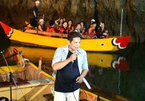 　馬祖島嶼嘉年華跳島8月演出持續進行中！本週邀請黎明技術學院戲劇系助理教授孫文凱帶領學生在北海坑道獻聲。（圖／文：曹重偉）