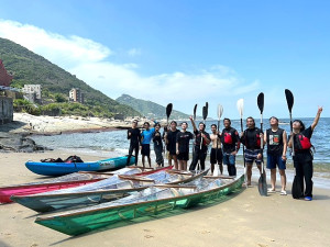 海大學生划自己做的蒙皮獨木舟,在大沐老師協助指導下完成挑戰大海的夢想。(圖:海大提供,文/陳鵬雄)