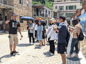 新北市城鄉發展局抵馬祖交流,在產發處長林志豐陪同下參訪津沙聚落。(圖:產發處)
