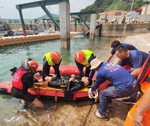 　避免水上活動意外，消防局近期會同相關單位執行聯合岸際稽查及救生演練，落實水域安全管理，共同守護民眾生命安全。（圖：連江縣消防局）