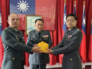連江縣後服中心原主任田家偉(左)、新任主任劉盛輝(右),北區後指部指揮官吳來益(中)擔任監交人。