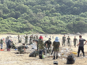 　北竿軍民各界16日展開坂里大淨灘工作。（圖／文：陳鵬雄）