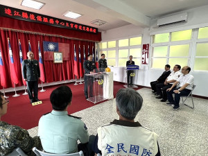 連江縣後服中心主官交接,原主任田家偉(左)、新任主任劉盛輝(右),北區後指部指揮官吳來益(中)擔任監交人。(圖/文:馮紹夫)