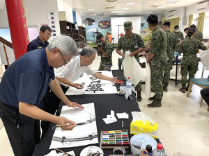 　多位藝術家16日應邀在北竿塘岐迎賓館舉辦現場揮毫活動。（圖／文：陳鵬雄）