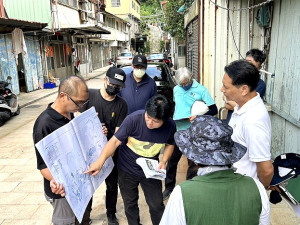 關心地區建設進度,縣長王忠銘17日會同工務處等單位現勘梅石營區及市街景觀工程、仁愛147統包工程等地區重大公共工程。(圖/文:曹重偉)