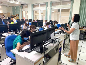 　響應勞動部積極倡導多元就業開發方案，就業中心17日、18日在介壽國中小電腦教室舉辦社群平台經營及應用實作坊。（圖／文：曹重偉）