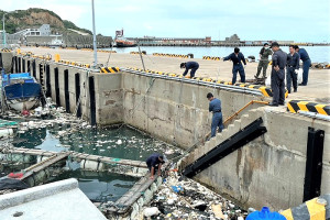 　東引鄉公所18日持續展開淨海行動，動員軍民30餘人打撈清理漁船碼頭海漂垃圾。（圖：東引鄉公所）