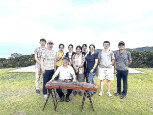 台北正心箏樂團首度應邀在大坵暗空之夜演出,18日下午在島上預演。(圖:海大提供)