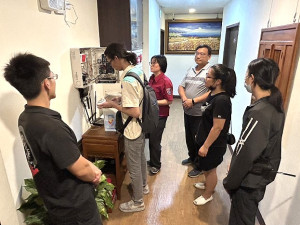 配合廠商來馬維修,消防局出動同仁及鳳凰志工連袂至安裝有智慧型無線連動式住宅用火災警報器的住戶,由專業技師進行檢修及測試。(圖/文:曹重偉)