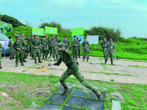 受測官兵實施手榴彈投擲測驗。（圖：曾俊豪）　
